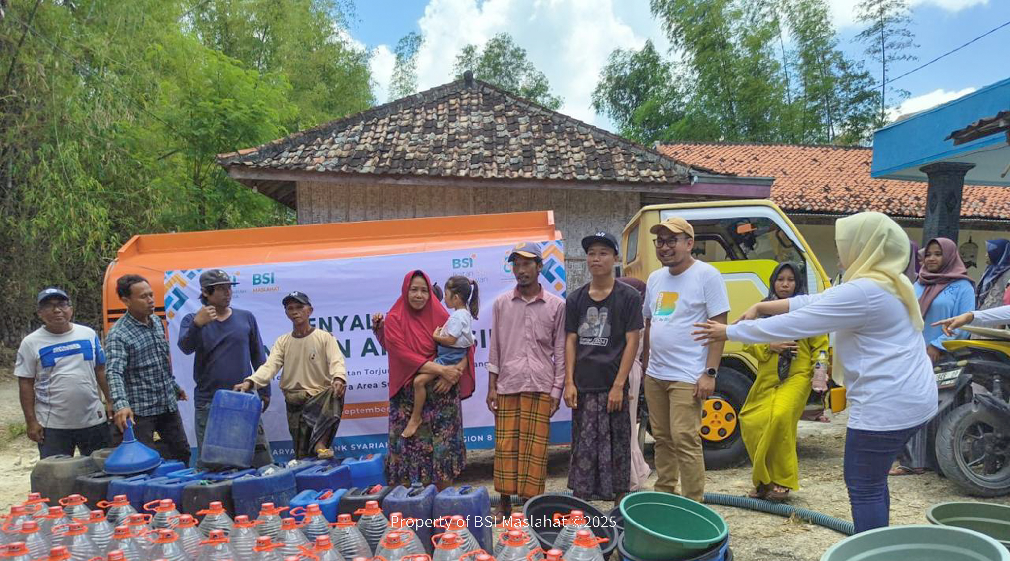 BSI Maslahat Salurkan Bantuan Air Bersih untuk Warga Terdampak Kekeringan di Sampang