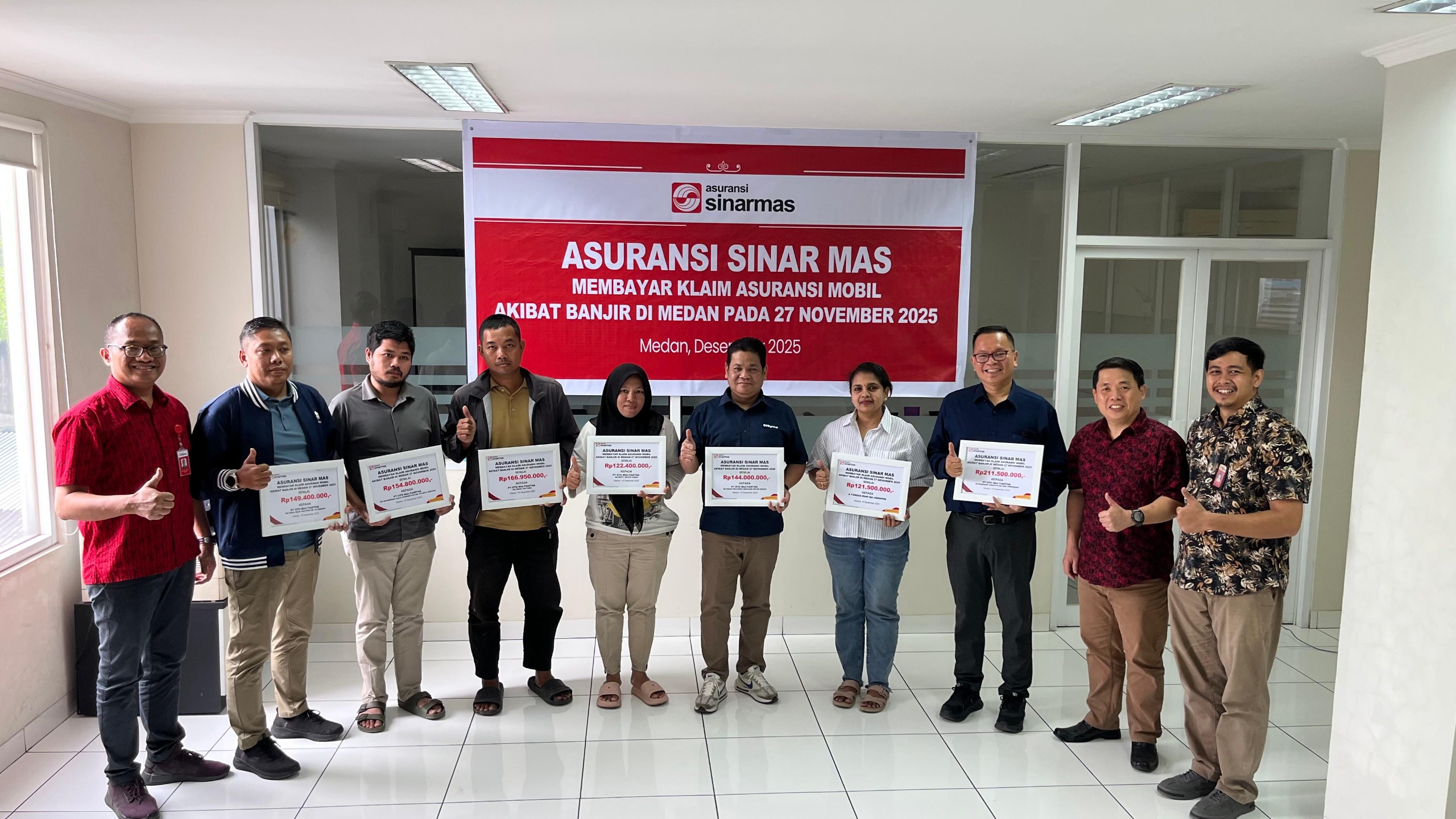 Respons Cepat di Tengah Bencana, Asuransi Sinar Mas Cairkan Klaim Banjir Rp1,07 Miliar