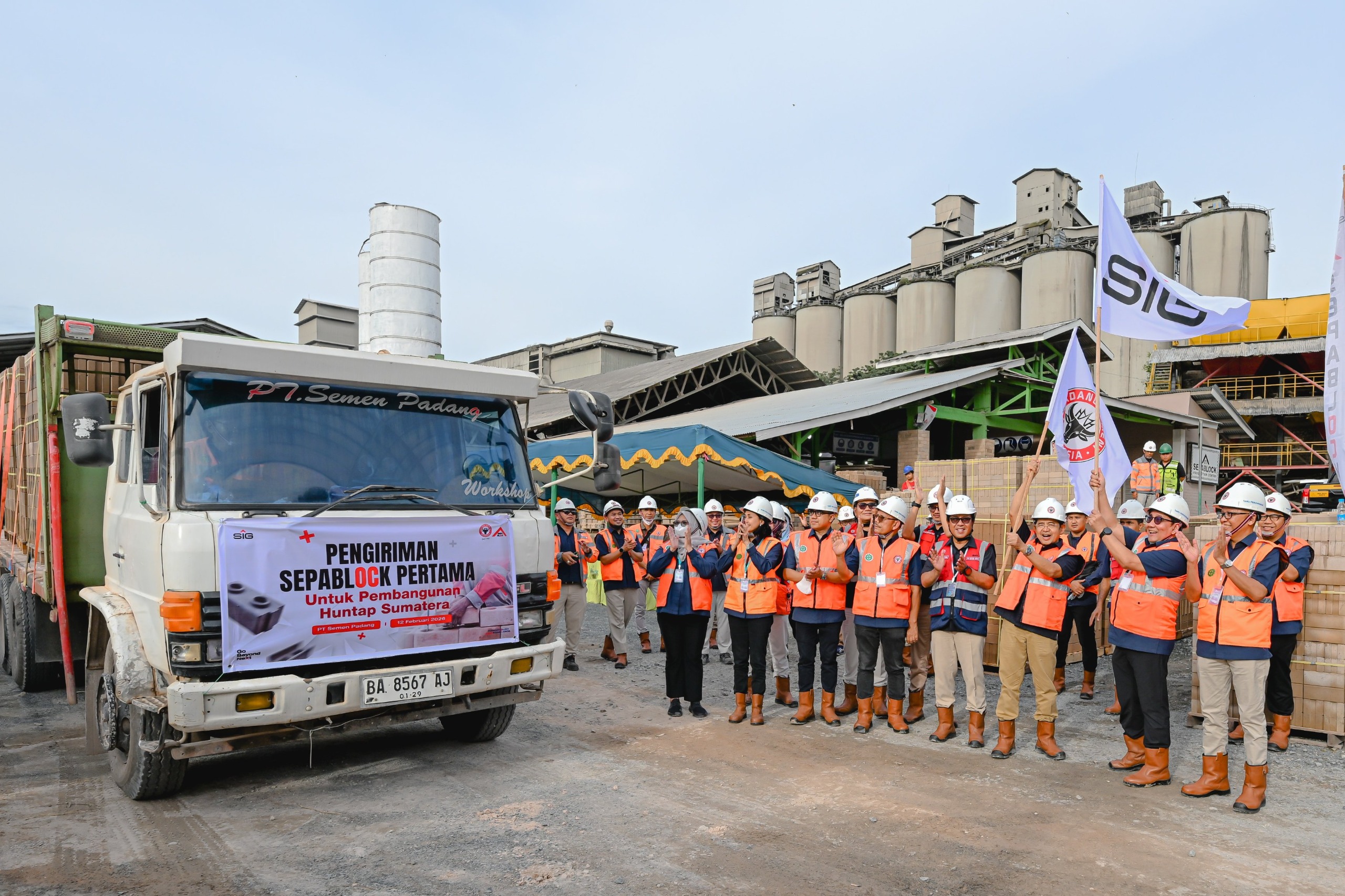 SIG Kirim 36.000 Bata Interlock untuk Huntap Korban Banjir di Padang