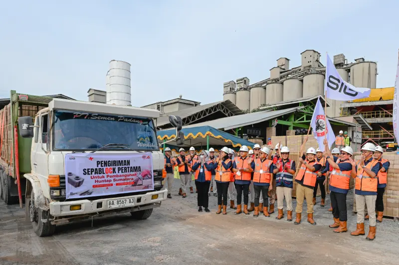 SIG Kirim 36.000 Bata Interlock untuk Huntap Korban Banjir di Padang