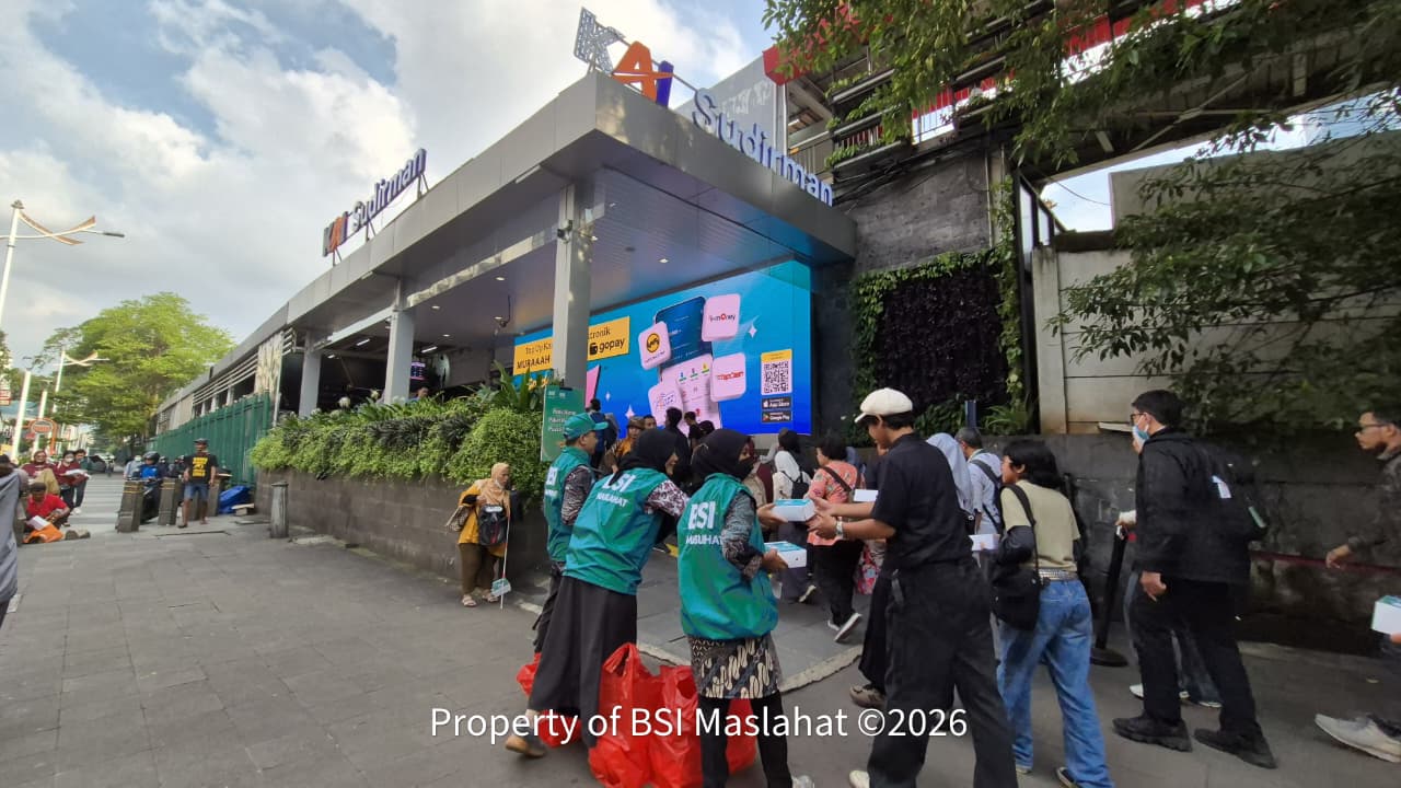 BSI Maslahat Bagikan 1.500 Paket Buka Puasa di Kawasan Stasiun Sudirman Jakarta
